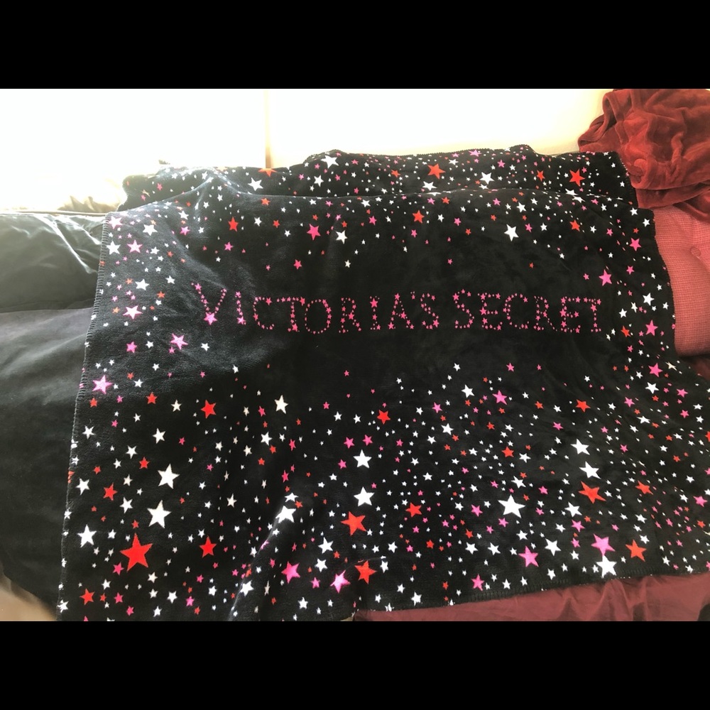 VS plush/sherpa throw - brand new in packaging - Picture 2 of 5